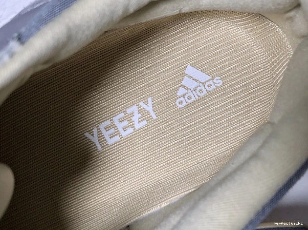 700 Boost FV9922 'Magnet' v2 Yeezy Adidas 0806